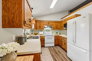 W163N10528 Ridgeview Ln, Germantown, WI 53022 - Photo 15