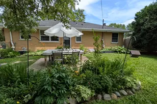 W170N9325 Woodlawn Dr, Menomonee Falls, WI 53051 - Photo 25