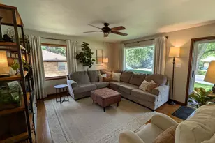W170N9325 Woodlawn Dr, Menomonee Falls, WI 53051 - Photo 5
