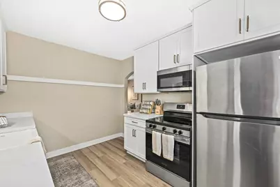 11510 W Wisconsin Ave, Wauwatosa, WI 53226 - Photo 9