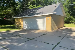 W297N2968 Oakwood Grove Rd, Delafield, WI 53072 - Photo 3