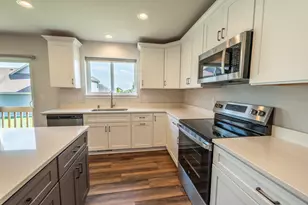 225 Acadia Ave, Hartford, WI 53027 - Photo 7