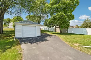 2879 S 91st St, West Allis, WI 53227 - Photo 25
