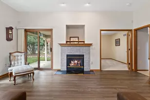 W240N2365 E Parkway Meadow Cir, Pewaukee, WI 53072 - Photo 9