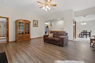 W240N2365 E Parkway Meadow Cir, Pewaukee, WI 53072 - Photo 7