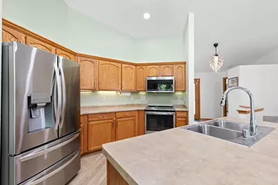 7116 W Carpenter Ave, Greenfield, WI 53220 - Photo 7