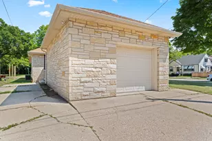 3031 S 33rd St, Milwaukee, WI 53215 - Photo 7