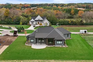 4077 Hawthorn Farm Ct, Delafield, WI 53058 - Photo 3