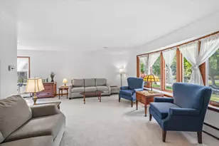 2789 N Mayfair Ct, Wauwatosa, WI 53222 - Photo 3