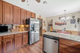 2789 N Mayfair Ct, Wauwatosa, WI 53222 - Photo 7