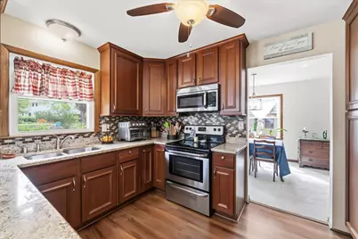 2789 N Mayfair Ct, Wauwatosa, WI 53222 - Photo 11