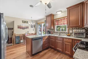 2789 N Mayfair Ct, Wauwatosa, WI 53222 - Photo 9