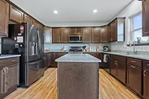 N42W22770 Beacon Ct, Pewaukee, WI 53072 - Photo 3