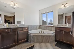 N42W22770 Beacon Ct, Pewaukee, WI 53072 - Photo 25