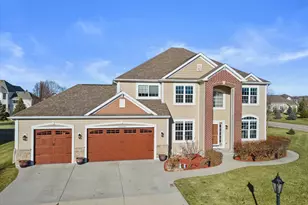 N42W22770 Beacon Ct, Pewaukee, WI 53072 - Photo 1