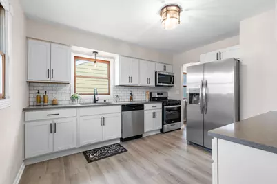8030 W Colfax Ct, Milwaukee, WI 53218 - Photo 9