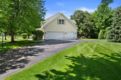 304  Woodlands Ct, Hartland, WI 53029 - Photo 3