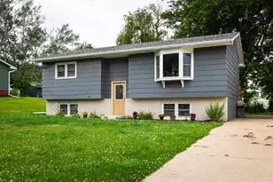1606 Cliffview Dr, Holmen, WI 54636 - Photo 1