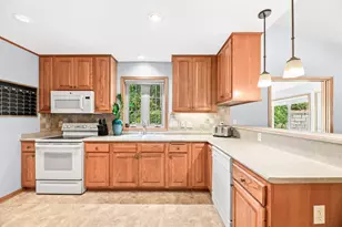 208 Endfield Cir, Waukesha, WI 53186 - Photo 13