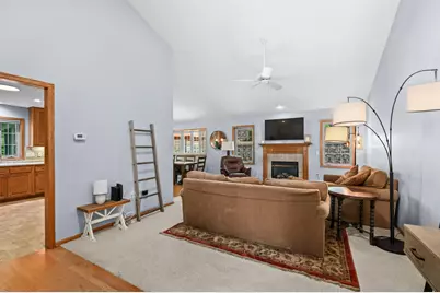 208  Endfield Cir, Waukesha, WI 53186 - Photo 5