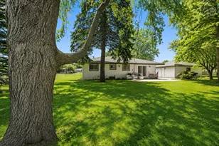 2422 W Hilltop Ln, Oak Creek, WI 53154 - Photo 5
