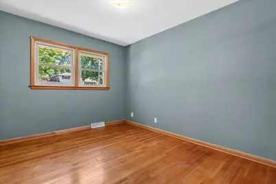 10849 W Derby Ave, Wauwatosa, WI 53225 - Photo 17