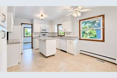 W174N7507  Joanne Dr, Menomonee Falls, WI 53051 - Photo 9