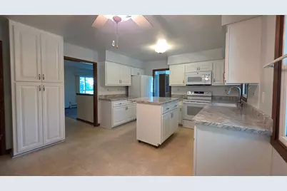 W174N7505  Joanne Dr, Menomonee Falls, WI 53051 - Photo 7
