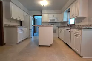 W174N7507 Joanne Dr, Menomonee Falls, WI 53051 - Photo 9