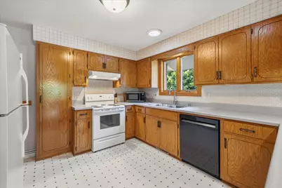 3713  Highcliff Ct, Sheboygan, WI 53083 - Photo 3