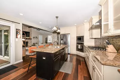 13060 W Brentwood Dr, New Berlin, WI 53151 - Photo 9