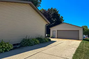 8642 S Fenway Ct, Oak Creek, WI 53154 - Photo 23