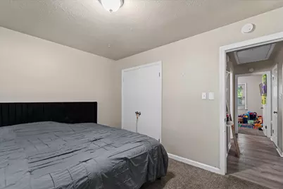 4876 N 21st St, Milwaukee, WI 53209 - Photo 11
