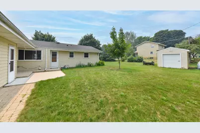 1818  Woodridge Rd, West Bend, WI 53095 - Photo 35
