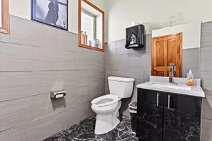 3041 N Oakland Ave, Milwaukee, WI 53211 - Photo 25