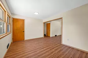 6105 W Arizona Ct, Milwaukee, WI 53219 - Photo 9