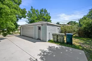 6105 W Arizona Ct, Milwaukee, WI 53219 - Photo 21