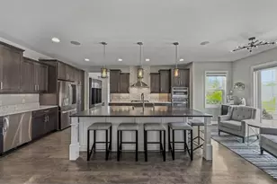 W79N423 Ridgeway Ln, Cedarburg, WI 53012 - Photo 9