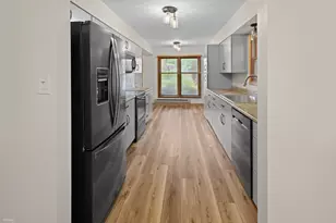 943 Crestwood Dr, Burlington, WI 53105 - Photo 3