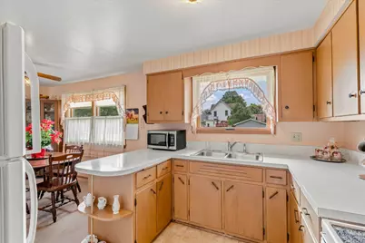 809  New York Ave, Oostburg, WI 53070 - Photo 9