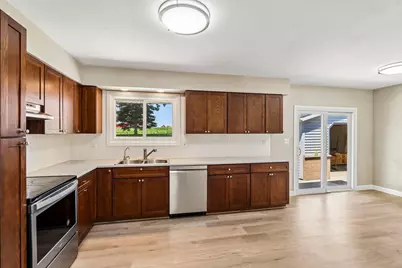 1049 S Glencrest Ct, Saukville, WI 53080 - Photo 7