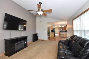 W142N9823 Amber Dr, Germantown, WI 53022 - Photo 9