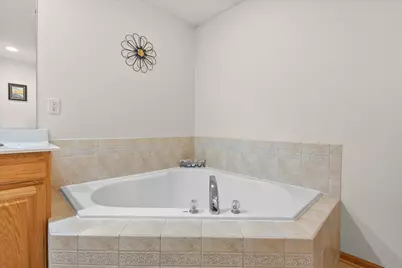 17740 W Jacobs Dr, New Berlin, WI 53146 - Photo 19