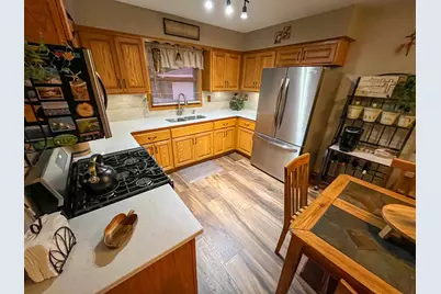 545 E Estates Pl, Oak Creek, WI 53154 - Photo 9