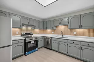 2101 Chateau Ct, Grafton, WI 53024 - Photo 5