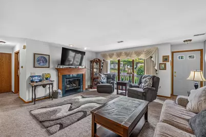 191  Bur Oak Ln #B, Grafton, WI 53024 - Photo 3
