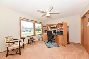 211 E Alta Loma Cir, Thiensville, WI 53092 - Photo 17