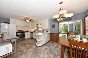 211 E Alta Loma Cir, Thiensville, WI 53092 - Photo 9