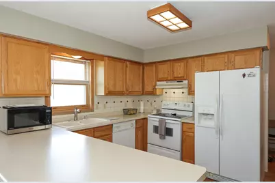 8795 S Lizanne Dr, Oak Creek, WI 53154 - Photo 5