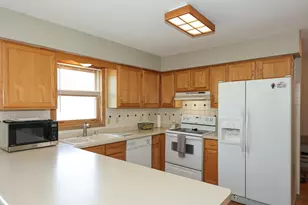8795 S Lizanne Dr, Oak Creek, WI 53154 - Photo 5